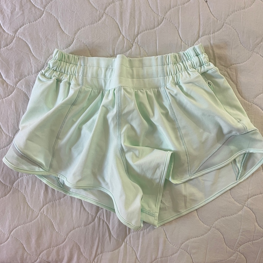 NWOT Lulu Hotty Hot Shorts 2.5” Size 4 Mint